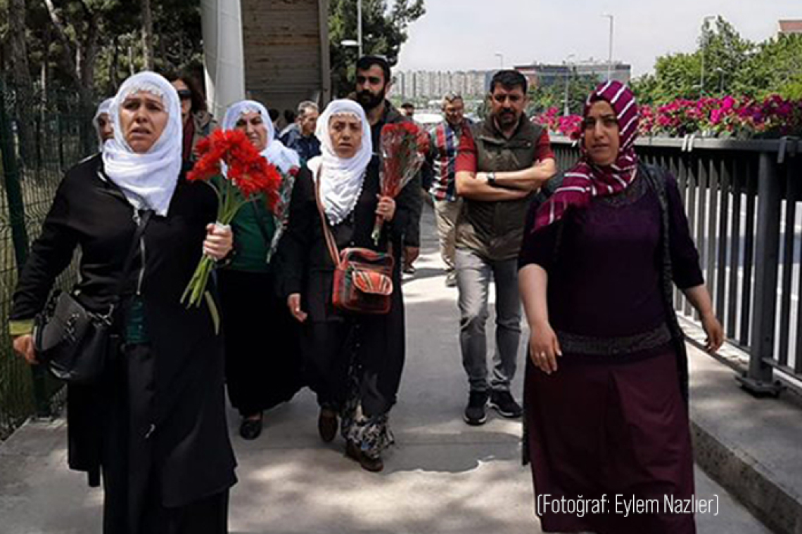 Gazeteci İrfan Tunççelik ve Ümit Turhan Coşkun ile 11 Barış Annesi beraat etti