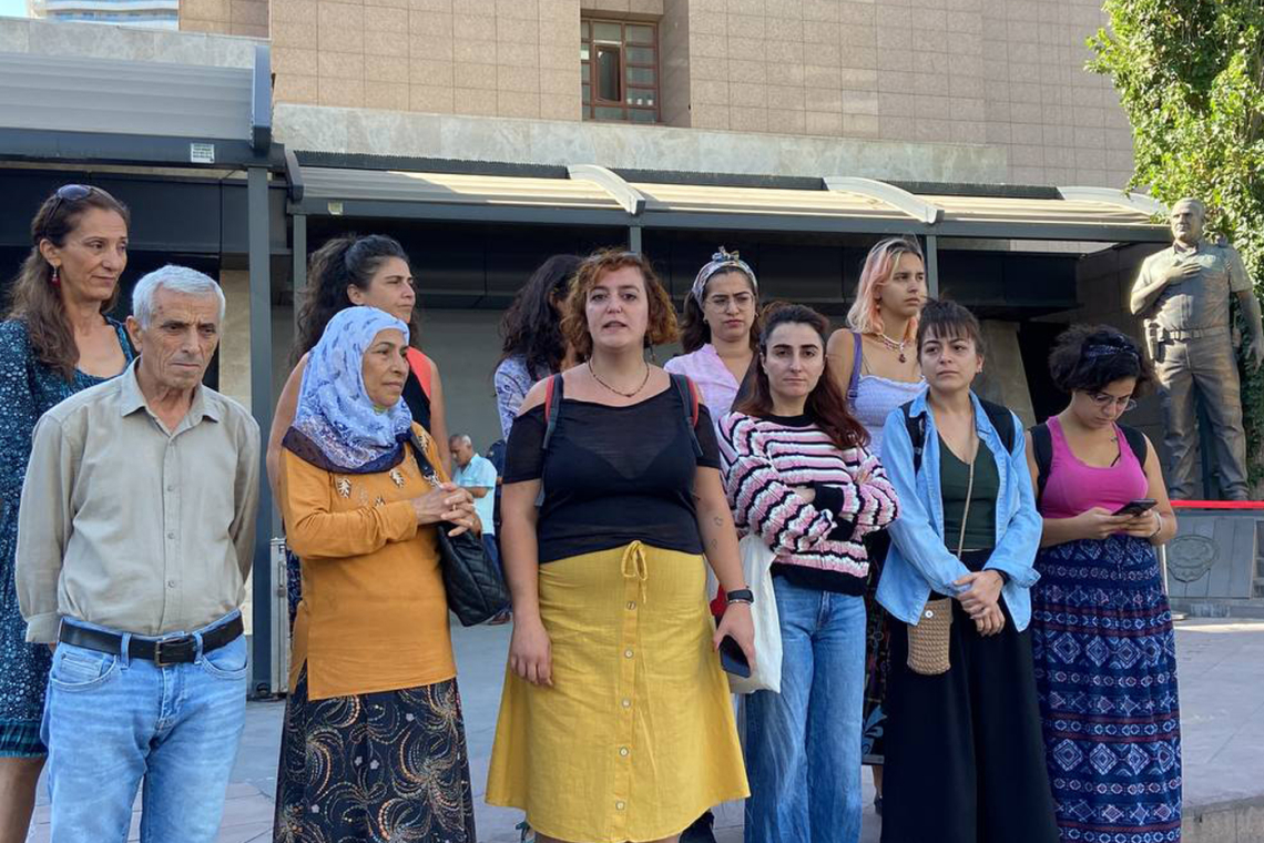 Mor Dayanışma üyesi, Süleyman Soylu’ya ‘hakaret’ iddiasıyla hâkim karşısına çıktı