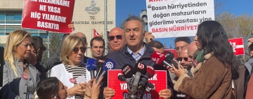 Gazeteciler AYM önünde nöbette: ‘Sansür yasasının iptalini istiyoruz’