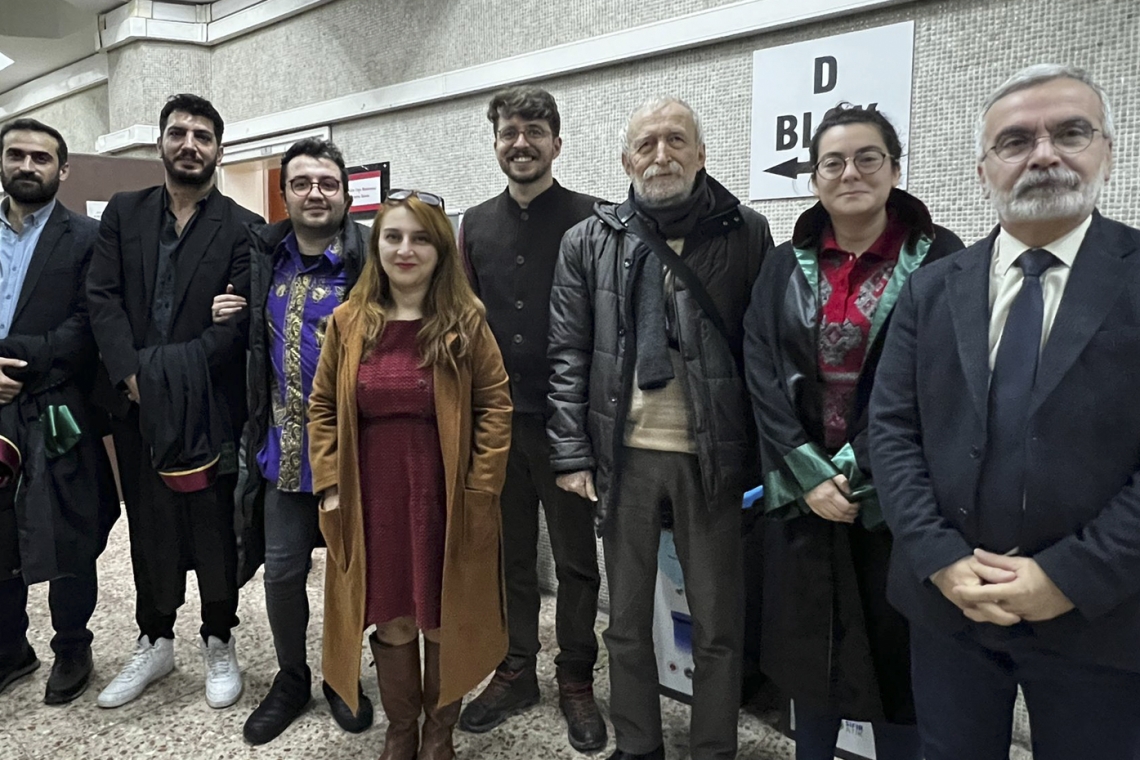 Polislere 'kendilerini darp ettirmekle' suçlanan gazeteciler hakim karşısına çıktı