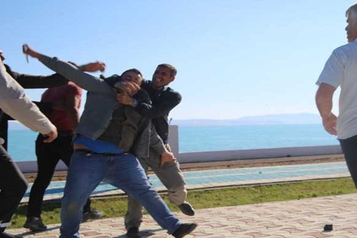 İdris Yılmaz being attacked by contractors