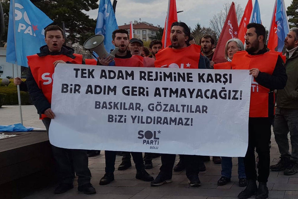 Bildiri dağıttıkları için yargılanan SOL Partililer hâkim karşısına çıktı