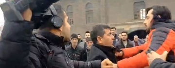 Kameralar önünde gazeteciyi darp etmeye çalışan saldırgana takipsizlik
