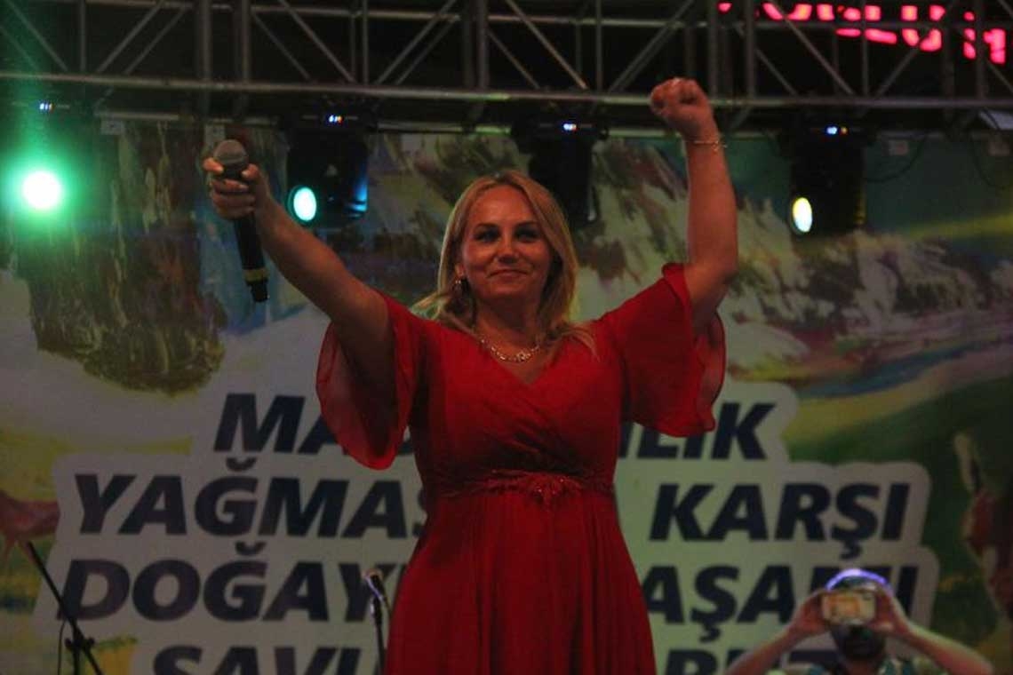 Sanatçı Pınar Aydınlar'a &quot;propaganda&quot;dan hapis cezası 