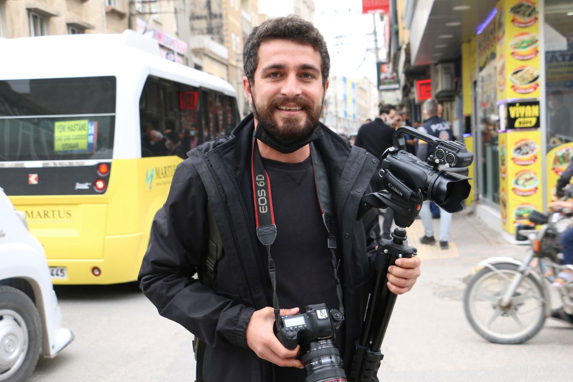 Yasaklı gazeteci Kanbal 4 yıl sonra belediyeden içeri girdi: İşlerimi yapıyorum, belki yarın yine yasak gelir