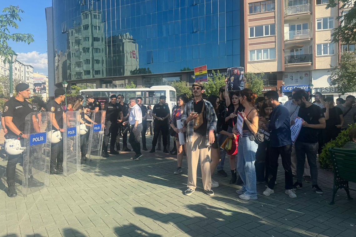 LGBTİ+’lara gözaltında polis tehdidi: ‘Başına bir şey gelirse kimse seni bulamaz!’