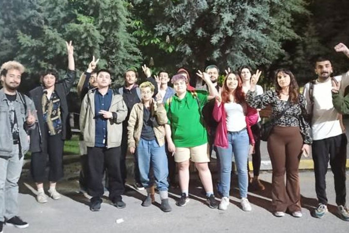 Avukatların itirazlarına rağmen silahlı polis gözetiminde duruşma yapıldı