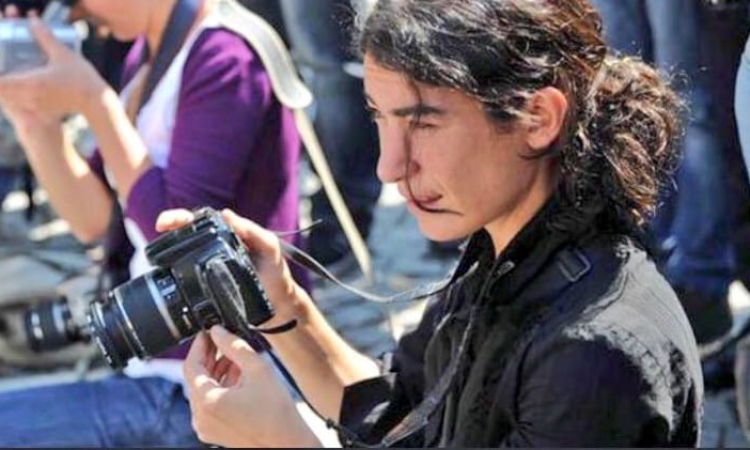 Gazeteci Zeynep Kuray 