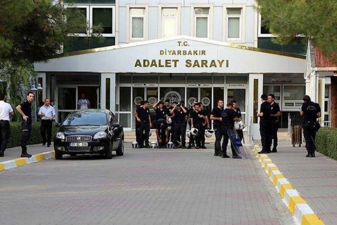 Eski Azdiya Welat yayın yönetmeni Tayyip Temel ve 37 Kürt siyasetçiye ilişkin dava bir kez daha ertelendi