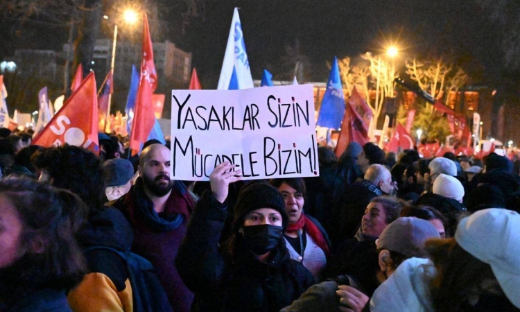 Ankara’da 19 Mart eylemleri davası: “Çıplak arama işkencesine maruz bırakıldık. Silahlı polis memurları eşliğinde savunma vermeyi reddediyoruz”  