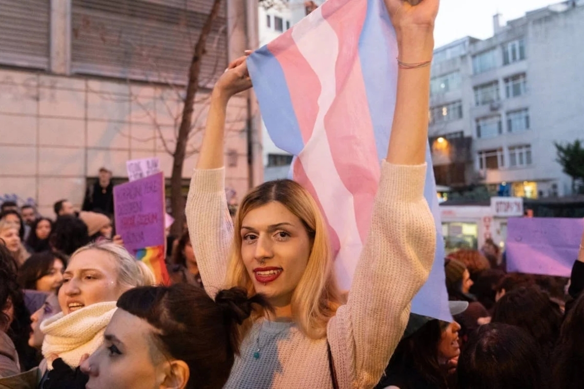 Trans aktivist İris Mozalar 8 Mart’ta ‘zıplamak’ suçlamasıyla yargılanıyor