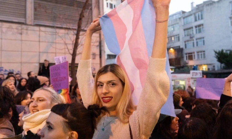 Trans aktivist İris Mozalar 8 Mart’ta ‘zıplamak’ suçlamasıyla yargılanıyor