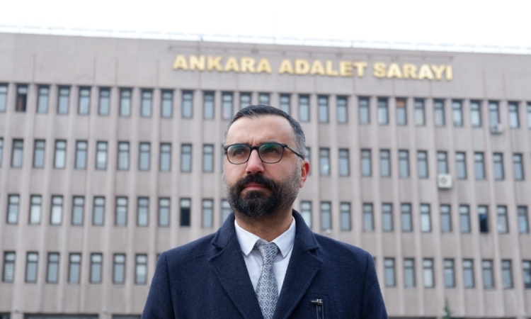 Gazeteci Alican Uludağ, 90 günlük tutukluluğun ardından ilk duruşmada tahliye edildi 