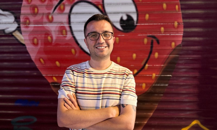 Kaos GL Genel Yayın Yönetmeni Yıldız Tar 'NATO Operasyonu' kapsamındaKaos GL Genel Yayın Yönetmeni Yıldız Tar, NATO Zirvesi öncesinde 23 Haziran sabahı Ankara'da düzenlenen ev baskınlarında gözaltına alındı. Gözaltı sürecinin ardından mahkemeye tutuklandı